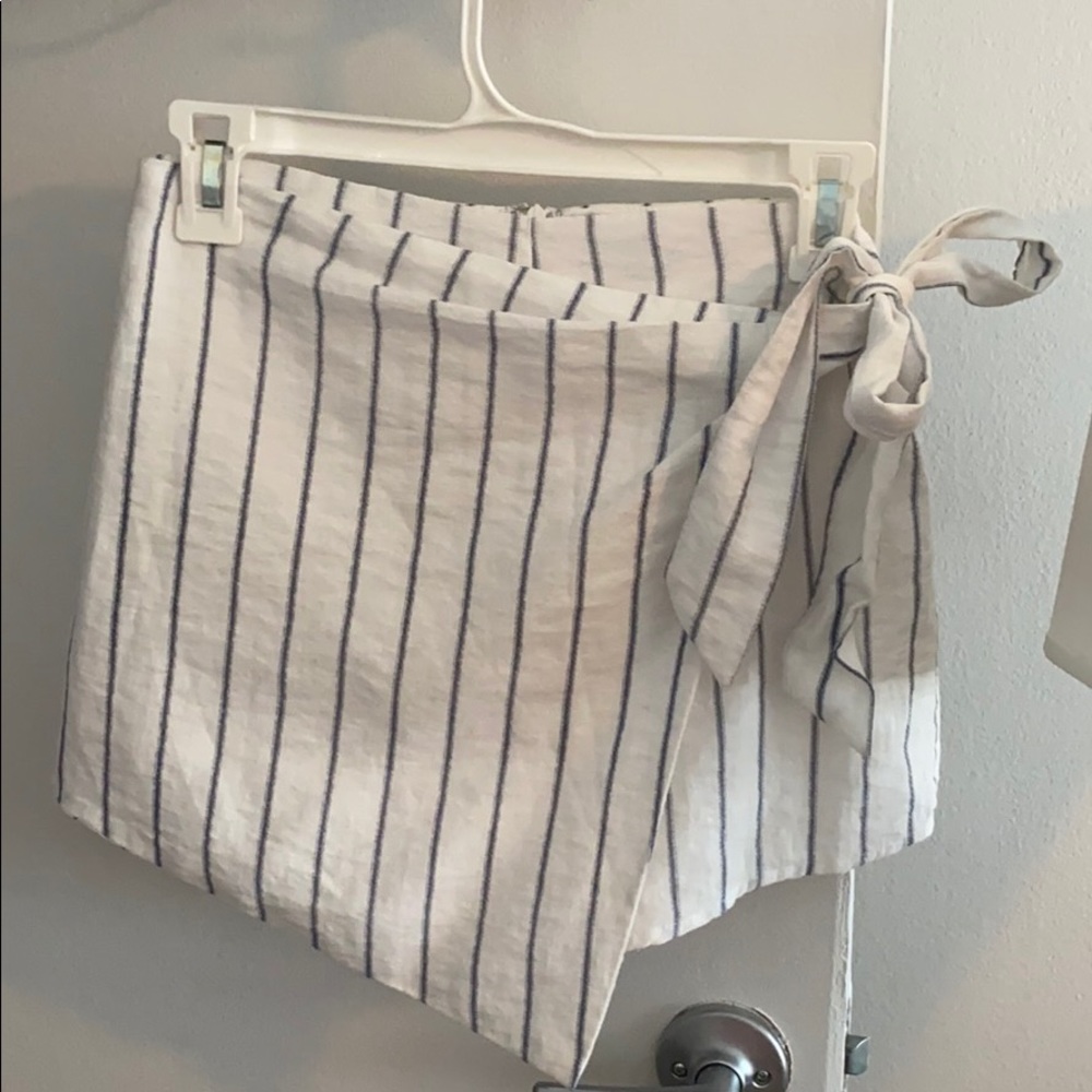 Tobi white & navy striped skort